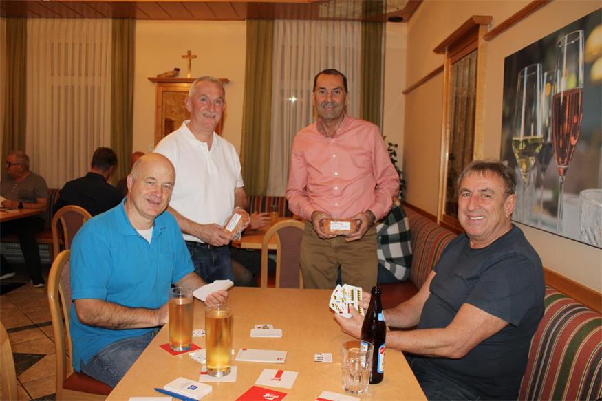 Auch Josef Weber, Kurt Kappel, Hans Hauser und Franz Kainz setzen sich an den Kartentisch.