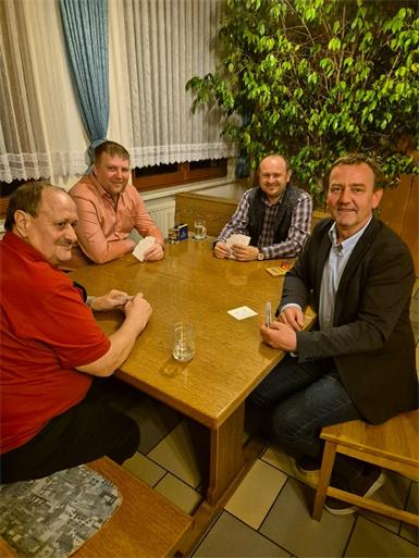 Auch Karl Deutsch, Reinhard Herbst, Thomas Deutsch und Bürgermeister Harald Brunner (v. l. n. r.) nutzten die Gelegenheit für ein Spiel.