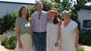 Auch Landeshauptmannstellvertreterin Anja Haider-Wallner unterstützt die Bewegung "Natur im Garten" und besuchte Gärten, etwa von Michael und Martina Janoschek.