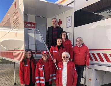 Auch Rot Kreuz-Bezirkstellenleiterin Angela Pekovics, ihre Stellvertreterin Angelika Mileder, Ortsstellenleiterin Stefanie Schmidt, Sabine Kunst, Barbara Windisch, Anton Schmidt und Josef Weingartner zeigen sich vom Blutspendemobil begeistert.