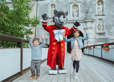 Auch Trampel, das Maskottchen der Burg, wird die Kids unterhalten.