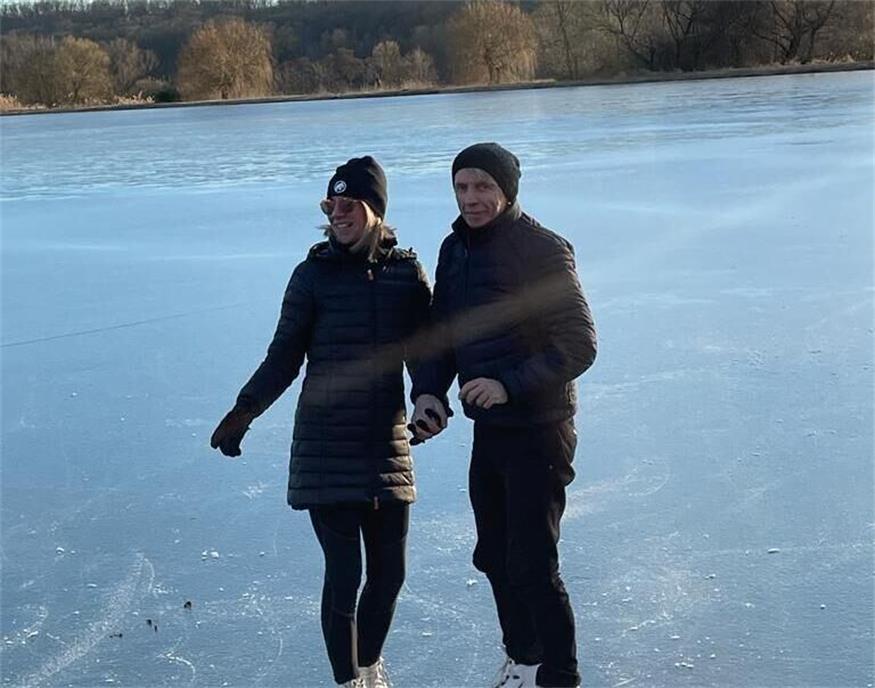 Auch beim Eislaufen sollte man Pausen machen. Die Kälte belastet den Kreislauf.