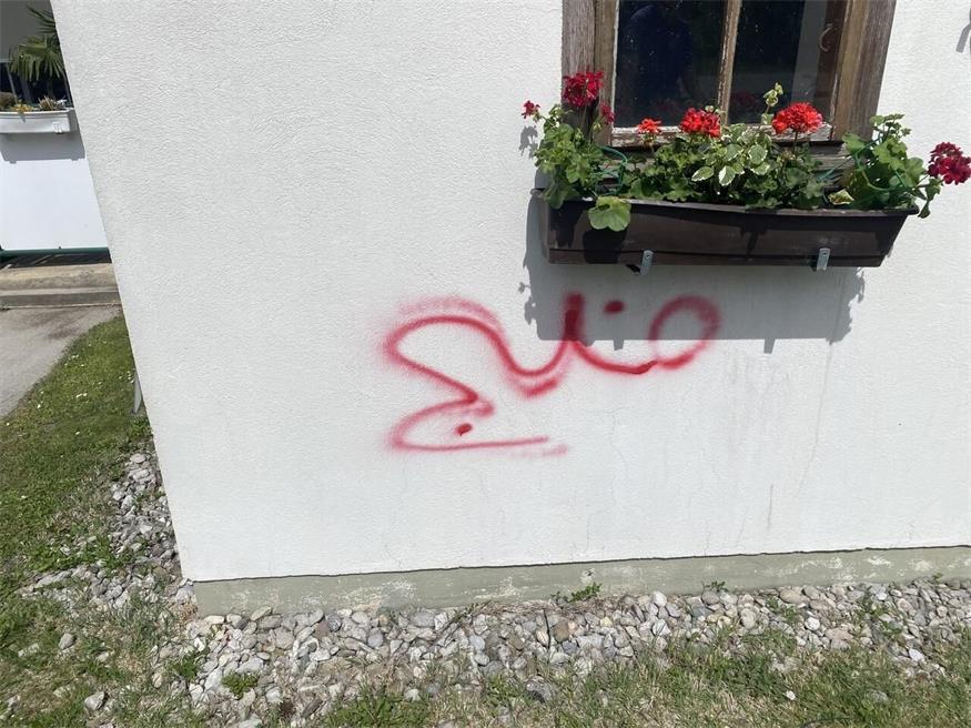 Unbekannte Täter beschmierten Ortstafel in Neudörfl mit Farbe