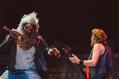 Auch das Maskottchen „Eddie“ ließ sich bei Iron Maiden auf der Bühne blicken.
