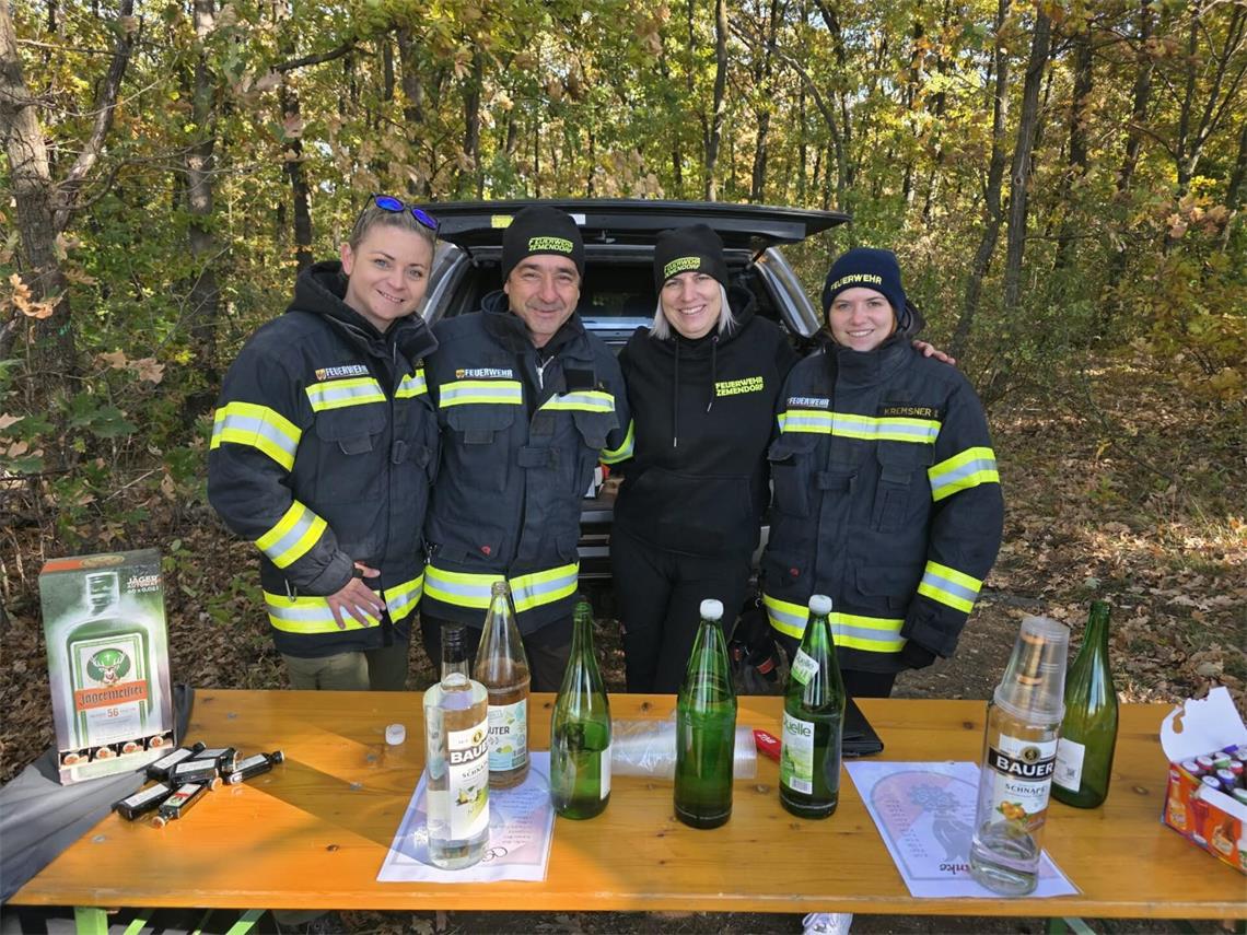 Auch die Feuerwehr Zemendorf mit Jennifer Kroyer, Bürgermeister Herbert Pinter, ...