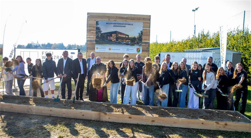Auch die Jüngsten des Volleyballklubs Fidas Jennersdorf durften symbolisch den Spatenstich für ihre neue Multifunktionssporthalle durchführen.