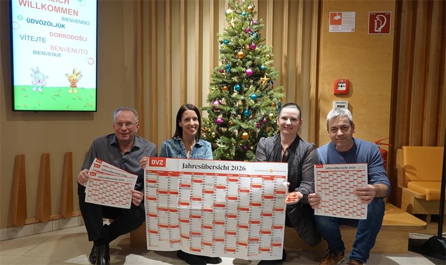 Auch in der Sonnentherme haben Marketingleiter Hans-Peter Filz, Adrienn Meisner sowie Tímea Mersich-Lakotár vom Marketing und Betriebsratvorsitzender Thomas Priedl die Eventwochen in der Therme und die Vorstellungen im Lustspielhaus mit den BVZ-Kalendern stets im Auge.