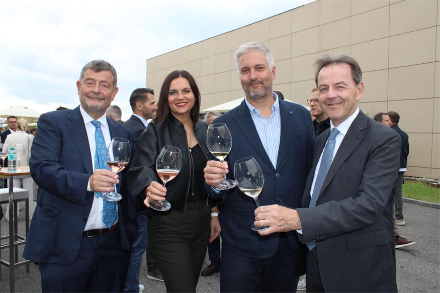 Auf 20 Jahre und viele weitere: Stefan Ottrubay, Vorstandsvorsitzender Esterhazy Privatstiftung, Landtagspräsidentin Astrid Eisenkopf, Weingut-Geschäftsführer Wolfgang Hewarth und Landwirtschaftskammer-Präsident Nikolaus Berlakovich (v.l.).