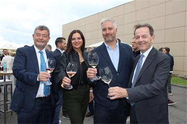 Auf 20 Jahre und viele weitere: Stefan Ottrubay, Vorstandsvorsitzender Esterhazy Privatstiftung, Landtagspräsidentin Astrid Eisenkopf, Weingut-Geschäftsführer Wolfgang Hewarth und Landwirtschaftskammer-Präsident Nikolaus Berlakovich (v.l.).