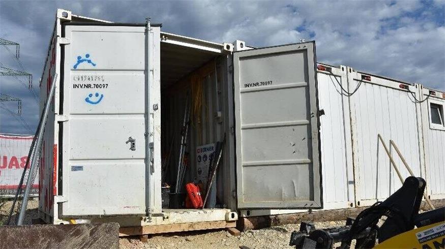 Auf dem Grundstück eines im Bau befindlichen Einfamilienhauses in Wolfsthal wurde 2023 ein Container mit Bauwerkzeug aufgebrochen (Symbolbild). Der Täter wurde jetzt am Landesgericht Korneuburg verurteilt.