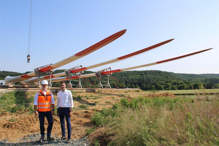 Auf den 70 Meter langen Rotorblättern befinden sich Zacken, die laut Sharma von Tuberkelen (Unebenheiten an der Vorderseite der Brustflossen von Buckelwalen) inspiriert sind und die die Effizienz der Windkraftanlage erhöhen.