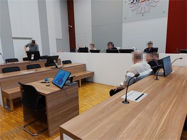 Auf der Anklagebank saßen Vater, Mutter und Sohn.