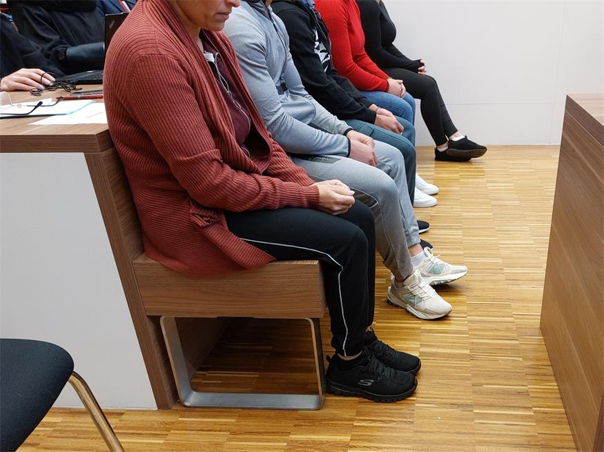 Auf der Anklagebank sitzen die 18-jährige Hauptangeklagte, ihre Schwester und deren Lebensgefährte, ihr Bruder und ihre Mutter.