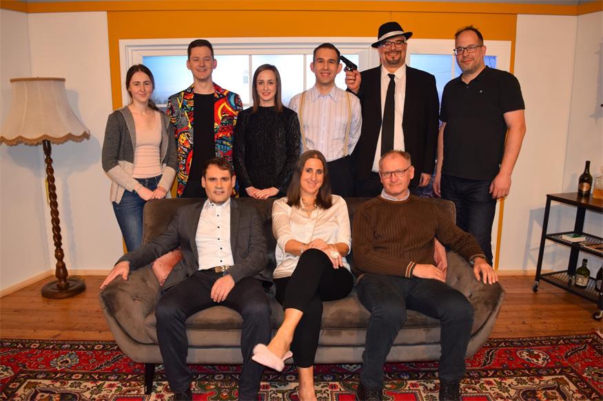 Auf der Bühne. Die Schauspieler Stefan Buzanić, Bernadetta Jesch, Lukas Mikač, Barbara Kirschberger, Benedikt Kuzmić und Stefan Prikosović mit Regisseur Peter Schweiger, Souffleuse Vera Mikač und Tontechniker Kristijan Karall. 