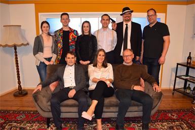 Auf der Bühne. Die Schauspieler Stefan Buzanić, Bernadetta Jesch, Lukas Mikač, Barbara Kirschberger, Benedikt Kuzmić und Stefan Prikosović mit Regisseur Peter Schweiger, Souffleuse Vera Mikač und Tontechniker Kristijan Karall. 
