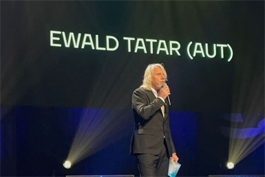 Auf der Bühne. Ewald Tatar bei der Preisverleihung der European Festival Awards.