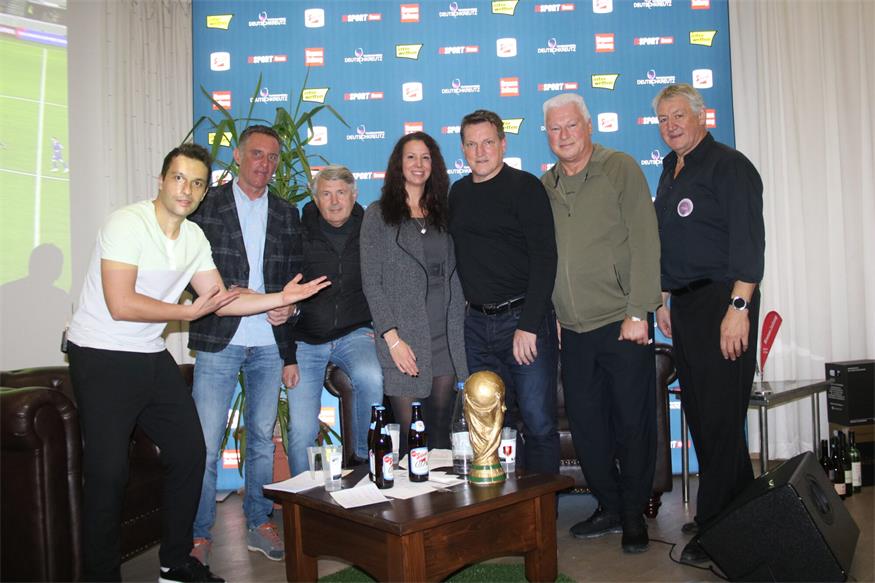 Auf der Bühne. Krone.at-Sportressortleiter Michael Fally, Deutschkreutz-Bürgermeister Andreas Kacsits, Krone Multimedia-Geschäftsführer Wolfgang Kollmann, Conny Schneider, die beiden ehemaligen Weltklassekicker Andreas Herzog sowie Anton Polster und Deutschkreutz-Tourismusobmann Christian Gradwohl.
