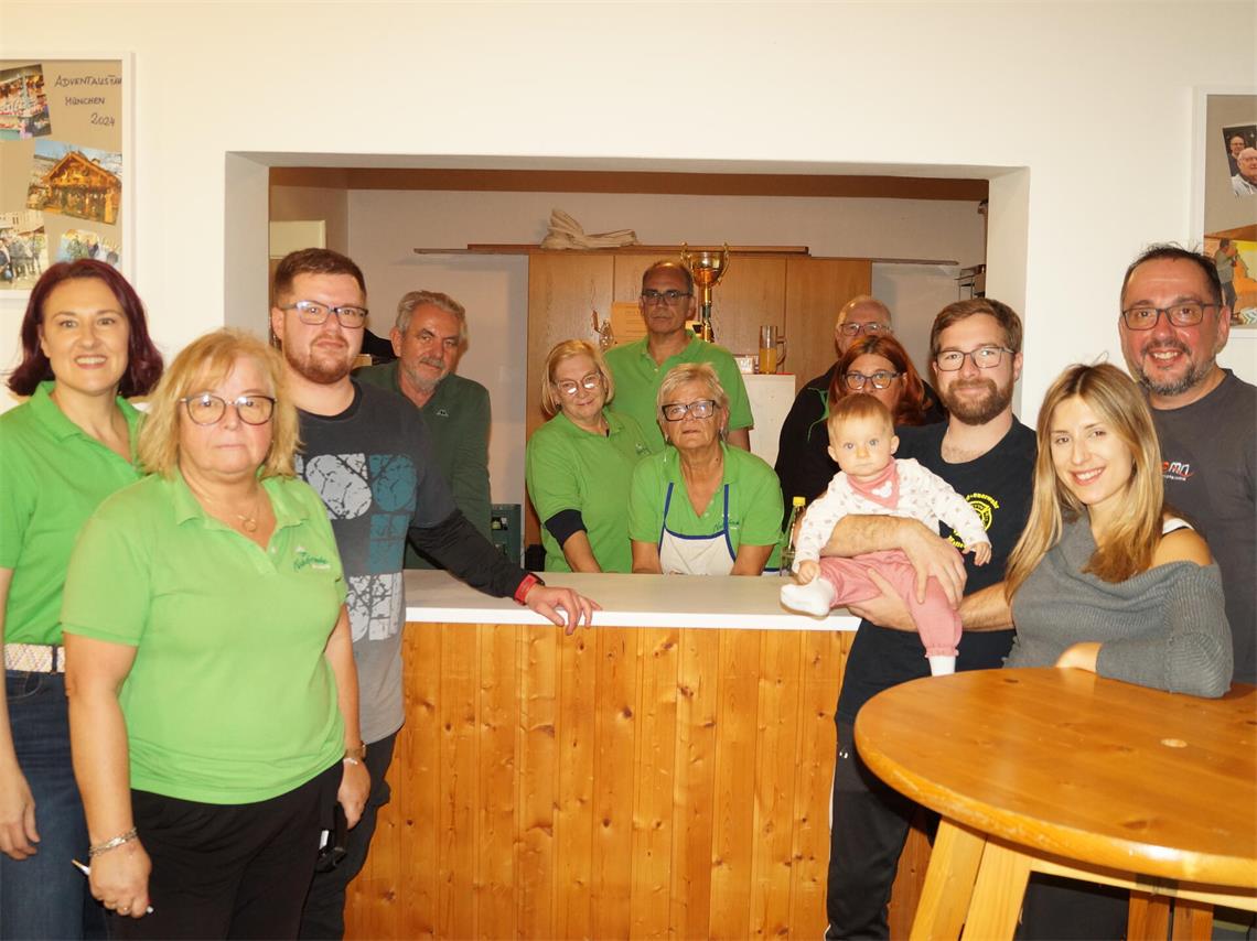 Auf der Naturfreundehütte: Christina, Naturfreunde-Obfrau Sophia Wilfing, Martin...