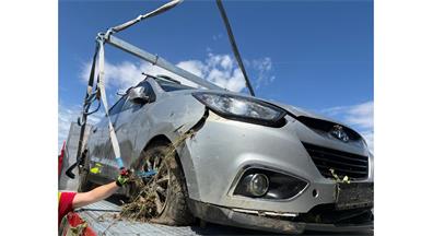 Auf der S4 war ein Pkw war von der Fahrbahn abgekommen und in einem Graben zum Stillstand gekommen. Die Feuerwehr Mattersburg barg das Fahrzeug mithilfe des Krans des Wechselladerfahrzeugs.