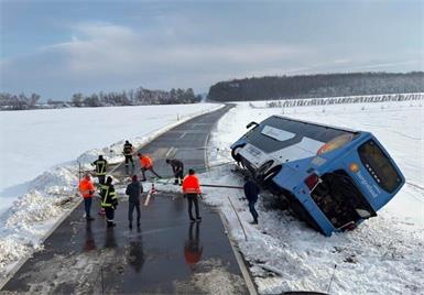 Auf der Straße zwischen Klostermarienberg und Frankenau hatte eine Windböe den Stockbus von der Straße gefegt. Dieser kippte stark zur Seite konnte aber dank Feuerwehr Klostermarienberg vor dem Umfallen bewahrt werden.
