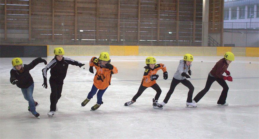 Auf die Plätze, fertig, los. Die jungen Eisschnellläufer:innen sprinteten beim „Skating Rookie“ in Eisenstadt los.