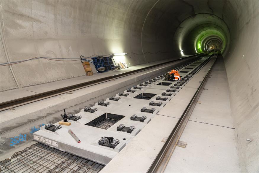 Auf diesen Beton-Gleistragplatten werden später die Gleise montiert.