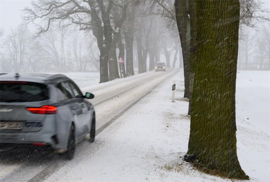 Auf einer Schneefahrbahn kollidierten die beiden Autos