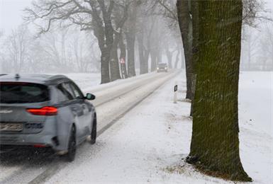 Auf einer Schneefahrbahn kollidierten die beiden Autos