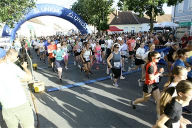 Auf geht's! Am vergangenen Samstag ging es in Großpetersdorf einmal mehr beim Charity Night Run rund. 