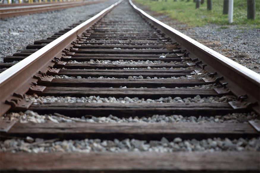 Auffahrunfall kurz vor Eisenbahnkreuzung, Auto auf Gleisen - Lenkerin sprang aus dem Fahrzeug und wurde leicht verletzt (Symbolbild) 