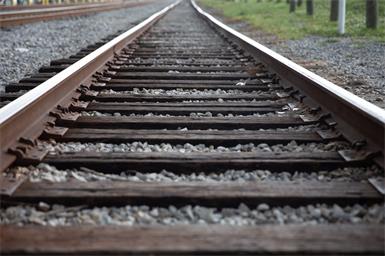 Auffahrunfall kurz vor Eisenbahnkreuzung, Auto auf Gleisen - Lenkerin sprang aus dem Fahrzeug und wurde leicht verletzt (Symbolbild) 