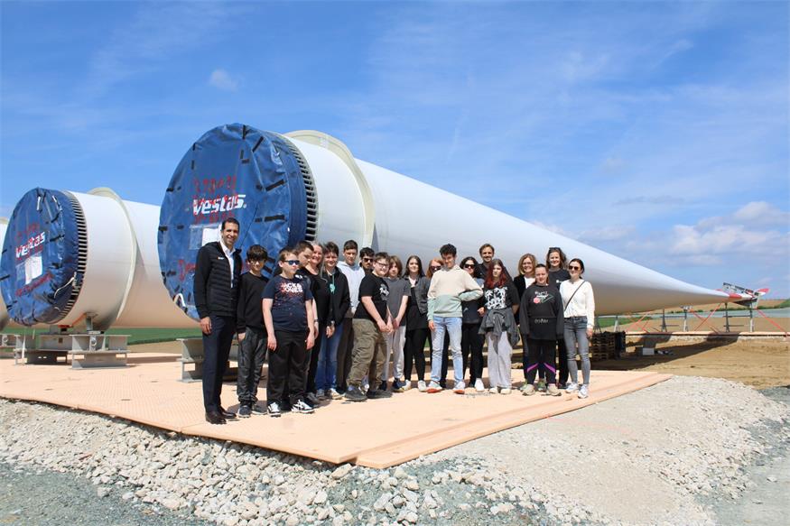 Aufgrund des aktuellen Repowerings hatten die Schülerinnen und Schüler und ihre Lehrerinnen die historische Chance, sich beim Rundgang mit Burgenland Energie-Vorstand Stephan Sharma von der unnglaublichen Dimension der 70 Meter langen Rotorblätter aus nächster Nähe zu überzeugen.