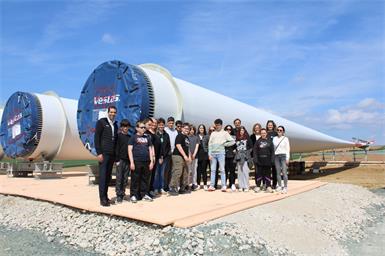Aufgrund des aktuellen Repowerings hatten die Schülerinnen und Schüler und ihre Lehrerinnen die historische Chance, sich beim Rundgang mit Burgenland Energie-Vorstand Stephan Sharma von der unnglaublichen Dimension der 70 Meter langen Rotorblätter aus nächster Nähe zu überzeugen.