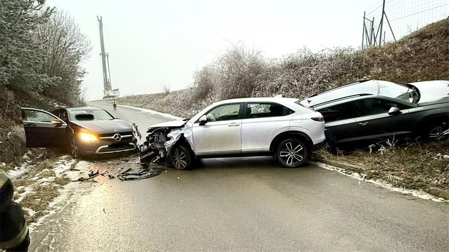 Aufgrund von Glatteis kollidierten drei Fahrzeuge auf einem Güterweg.