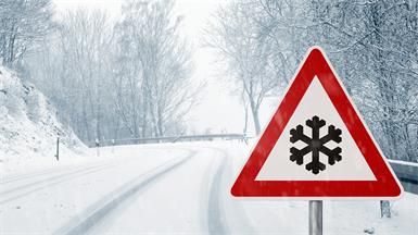Aufgrund von Schneeverwehungen, Aufräumarbeiten und möglichen Schneebruch bei Bäumen blieben auch am Samstag zahlreiche Straßensperren im Burgenland aufrecht. 