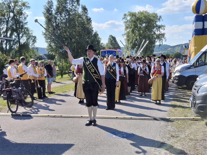 Aufmarsch. Musikvereine des Bezirks sowie Gäste aus Niederösterreich kamen zum Bezirksmusikertreffen und marschierten auch durch die Stadt.