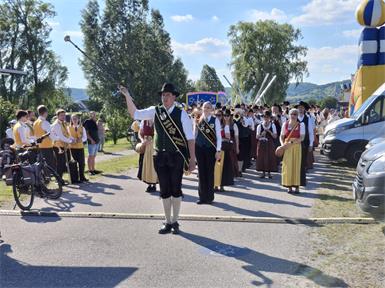 Aufmarsch. Musikvereine des Bezirks sowie Gäste aus Niederösterreich kamen zum Bezirksmusikertreffen und marschierten auch durch die Stadt.