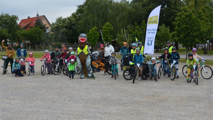 Aufmerksam. Auch in Breitenbrunn trafen sich Radfahrer, um für mehr Sicherheit im Straßenverkehr für Radfahrer und Fußgänger zu demonstrieren, vor allem für Kinder. Auch das Maskottchen der "Kidical Mass", der T-Rex, durfte dabei nicht fehlen.