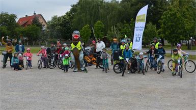 Aufmerksam. Auch in Breitenbrunn trafen sich Radfahrer, um für mehr Sicherheit im Straßenverkehr für Radfahrer und Fußgänger zu demonstrieren, vor allem für Kinder. Auch das Maskottchen der "Kidical Mass", der T-Rex, durfte dabei nicht fehlen.