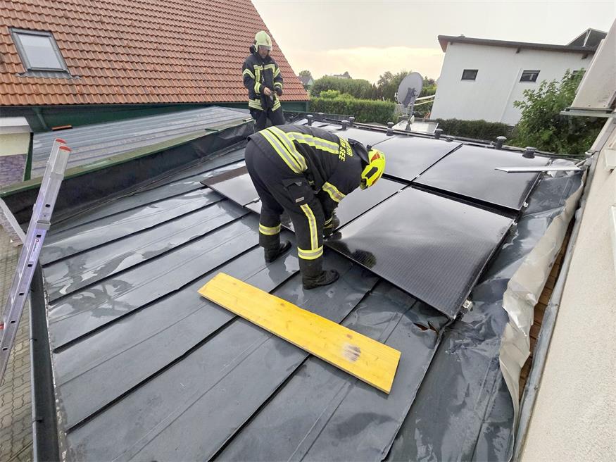 Aufräumarbeiten der Feuerwehr Neusiedl am See auf einem Garagendach.