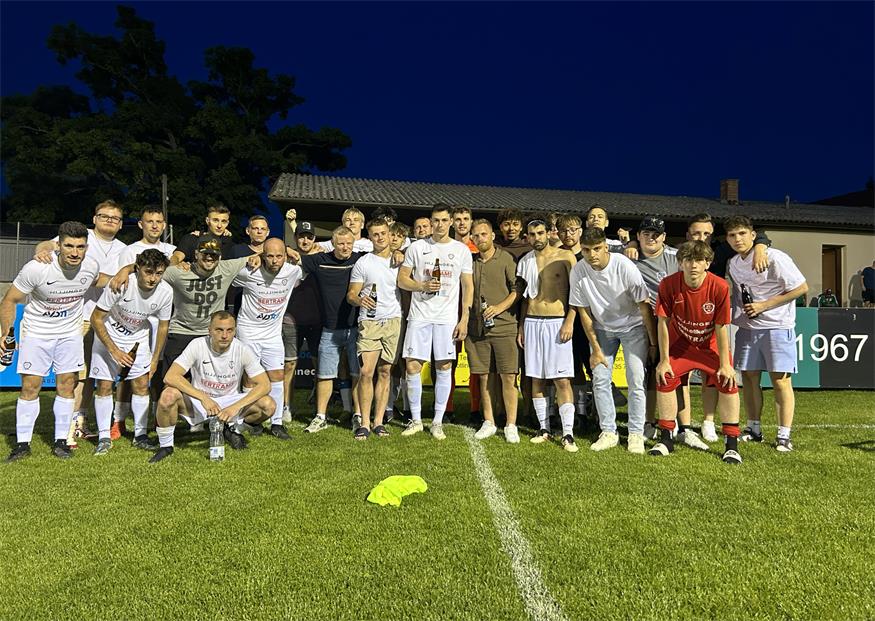 Aufstieg geglückt! Der FC Jois verpasste zwar mit dem 1:1 in Stotzing den Meistertitel, durfte sich aber über Platz zwei und damit den Aufstieg freuen.
