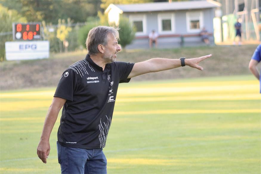 Aufstiegs- und Meistertrainer Robert Serdar bleibt realistisch. Er weiß, dass seinen Lackenbachern in der Landesliga nichts geschenkt wird.