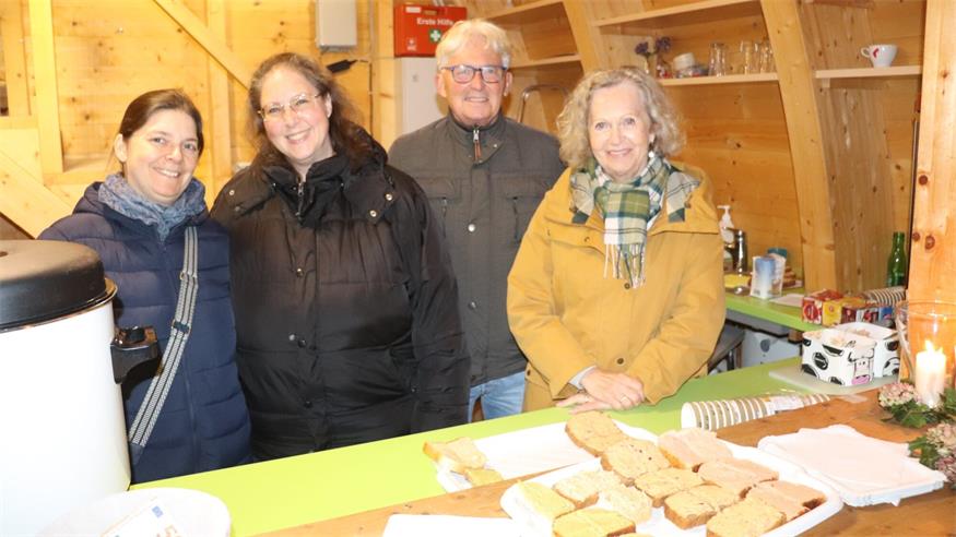 Aufstrichbrote und warme Getränke gab es bei Nadja Hutter, Elisabeth Hanner, Hermann Dittrich und Gisela Marx von der Pfarre Bad Sauerbrunn.  