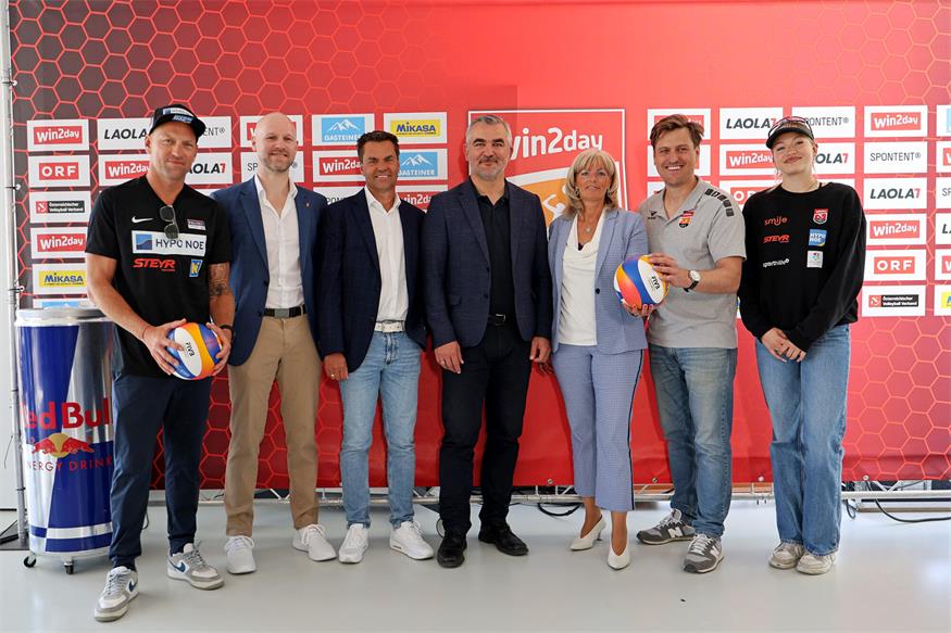 Auftakt der Tour (v.l.): Turnierteilnehmer Alexander Horst, der Generalsekretär des Österreichischen Volleyballverbandes, Philipp Seel, Burgenland-Tourismus-Geschäftsführer Didi Tunkel, Sportlandesrat Heinrich Dorner, Neusiedls Bürgermeisterin Elisabeth Böhm, Promotor Daniel Hupfer und Spielerin Lia Berger. 