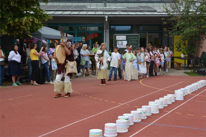 Auftritt. Die Volksschüler eröffneten das Sommerfest mit einer Aufführung mit Perry Silverbird und seiner Frau.