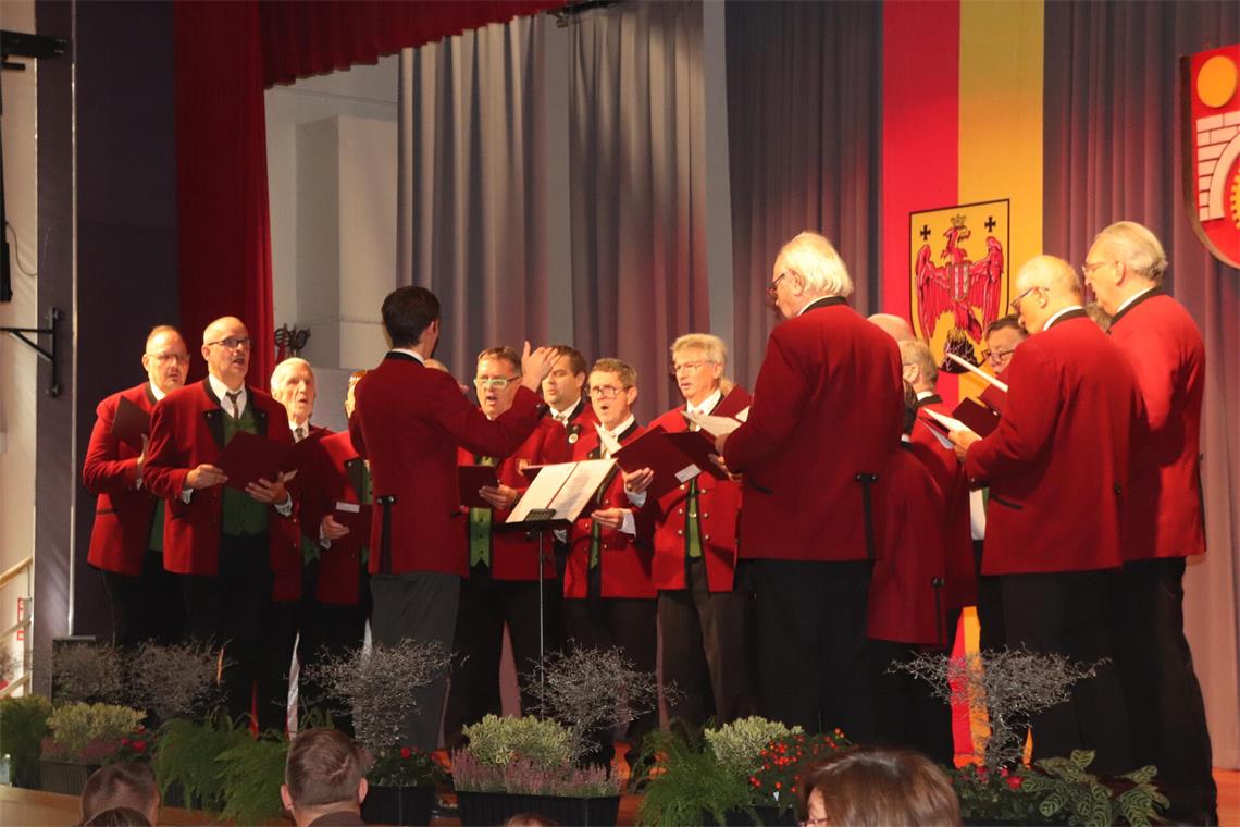 Auftritt des Männergesangsvereins mit der Chorleitung durch Max Belloschitz. 