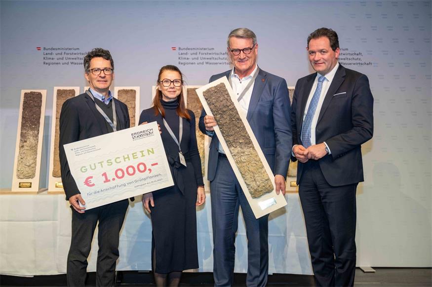 Aus Alt wird nicht nur neu. Aus Alt wird sinnvoll. Und genau das macht den Unterschied. Der Preis wurde von Umweltminister Norbert Totschnig überreicht.