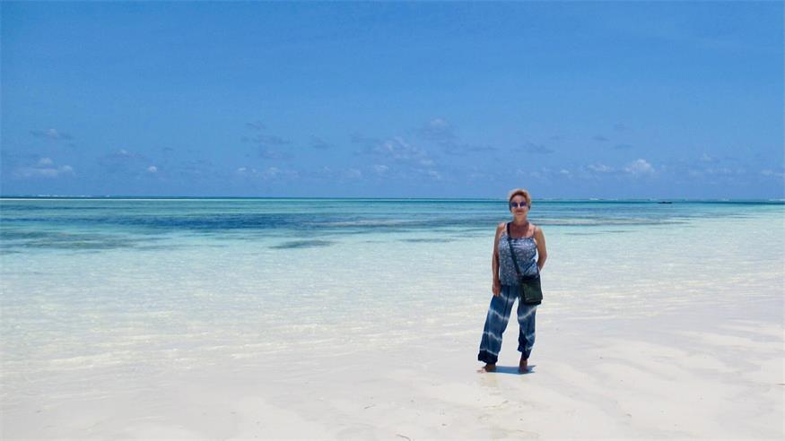 Aus dem Fotoalbum der Autorin: Karin Ivancsics am Strand auf Sansibar.