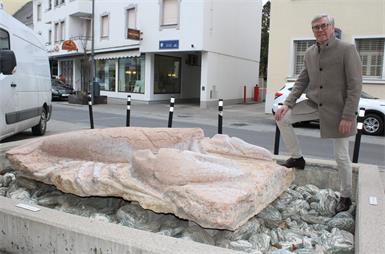 Aus dem Mondscheinfänger wurde ein Krebsler. Der Krebslerbrunnen ist ein Wahrzeichen der Stadt und eine Reminiszenz an den Spitznamen der Oberpullendorfer, die als Krebsler bezeichnet werden. Oberpullendorfs ehemaliger Bürgermeister Rudolf Geißler ist gebürtiger Tschurndorfer, also dem Spitznamen nach ein Mondscheinfänger, fühlt sich aber längst als Krebsler.