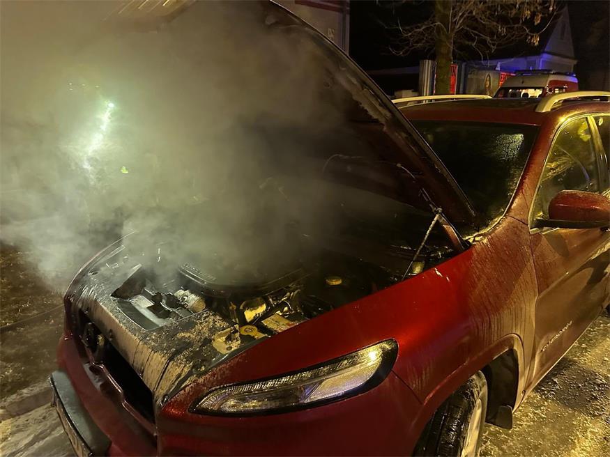 Aus dem Motorraum des Autos drang dichter Rauch.